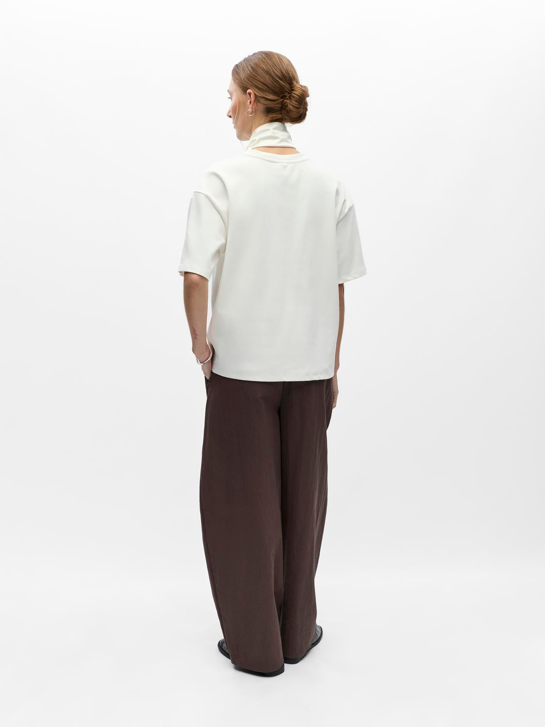 model_shot-back